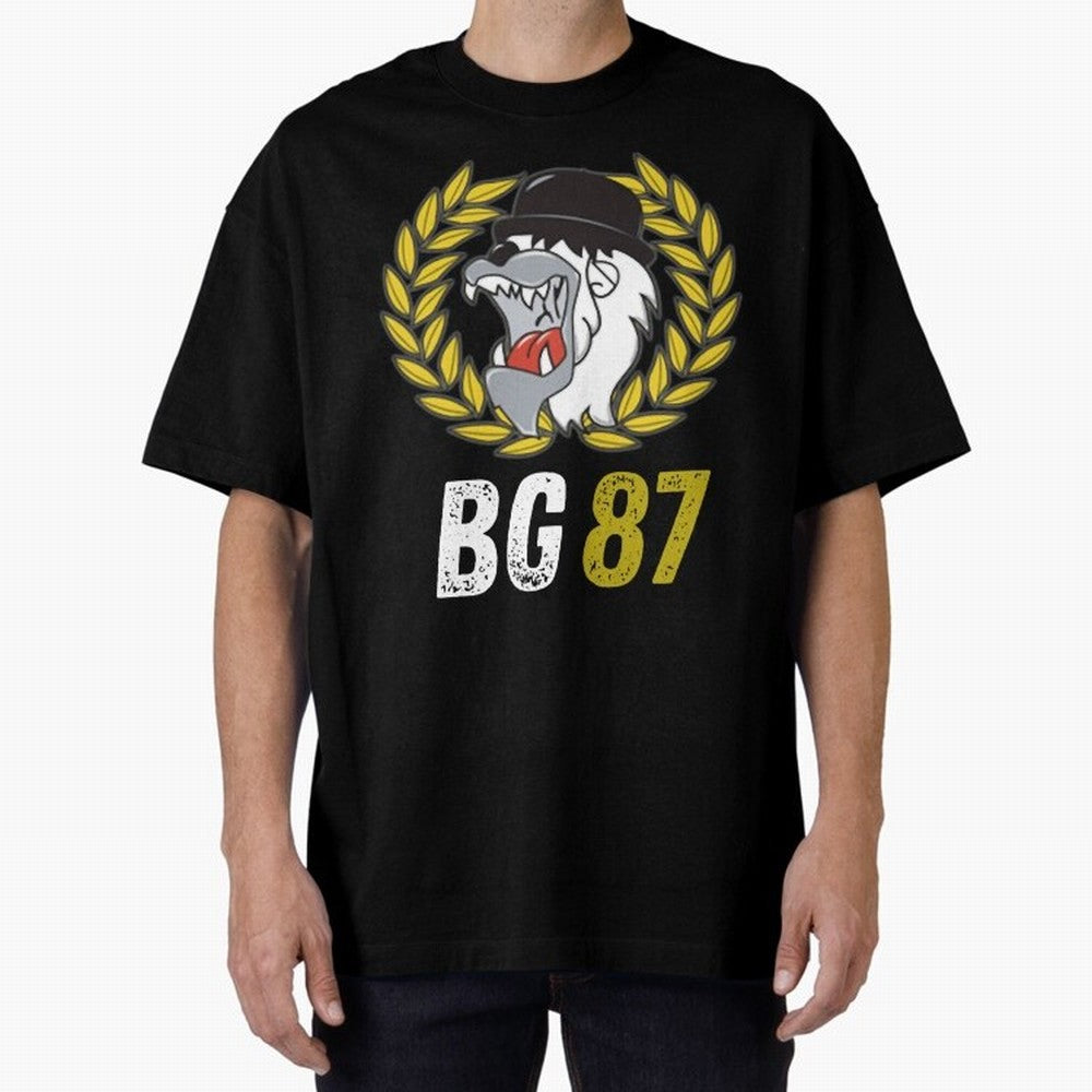 Mala Suerte 87 (Hinchas Del Lyon) Camiseta Esencial Oversized T-Shirt Make Game Day About FIFA World Cup 2026 Group Stage Connected to Messi and Cristiano Ronaldo, Argentina Energy, Classic Soccer Heritage, Championship Pressure, Fan Loyalty and